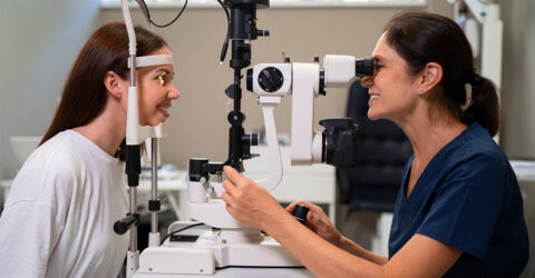 Jeune femme se faisant regardé les yeux par un ophtalmologue.
