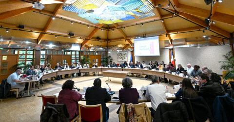 Photo de tous les élus du conseil municipal pendant une séance dans la salle du conseil.