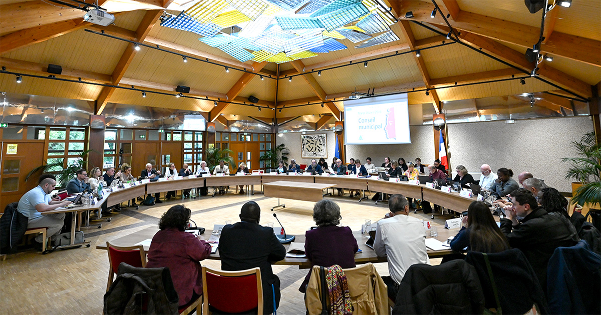Photo de tous les élus du conseil municipal pendant une séance dans la salle du conseil.
