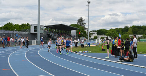 Jeunes coureurs sur la piste d'athlétisme