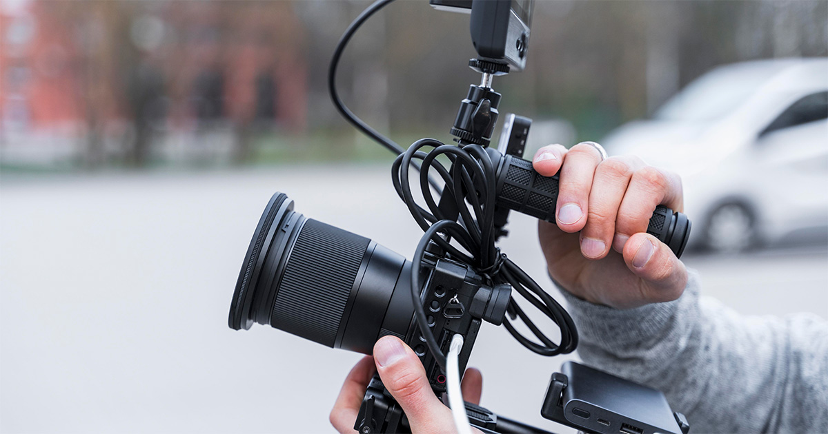 cameraman tenant sa caméra dans la rue