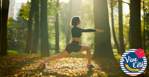 femme dans foret faisant des exercices de gym douce